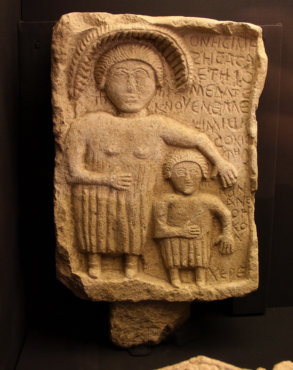 Tesori Albania_37.JPG - Stele funeraria - Pietra calcarea - Drashovice (Vlore), Fine III inizio IV secolo d.c.